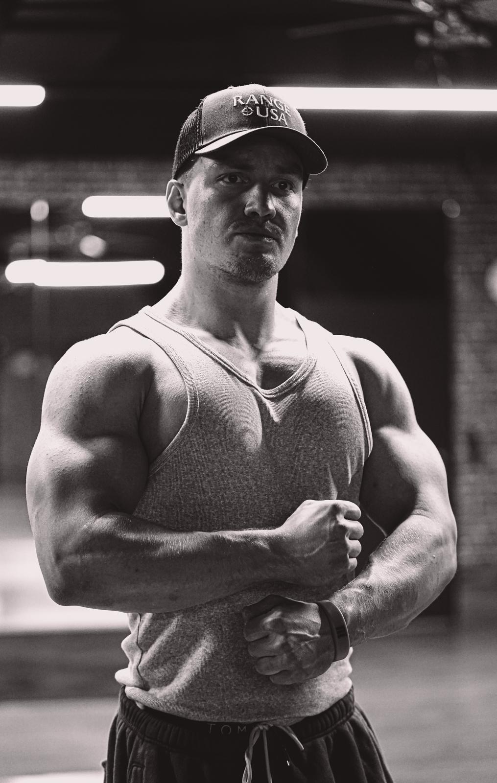 Personal Trainer Lukas Grabenbauer beim Krafttraining im Gym